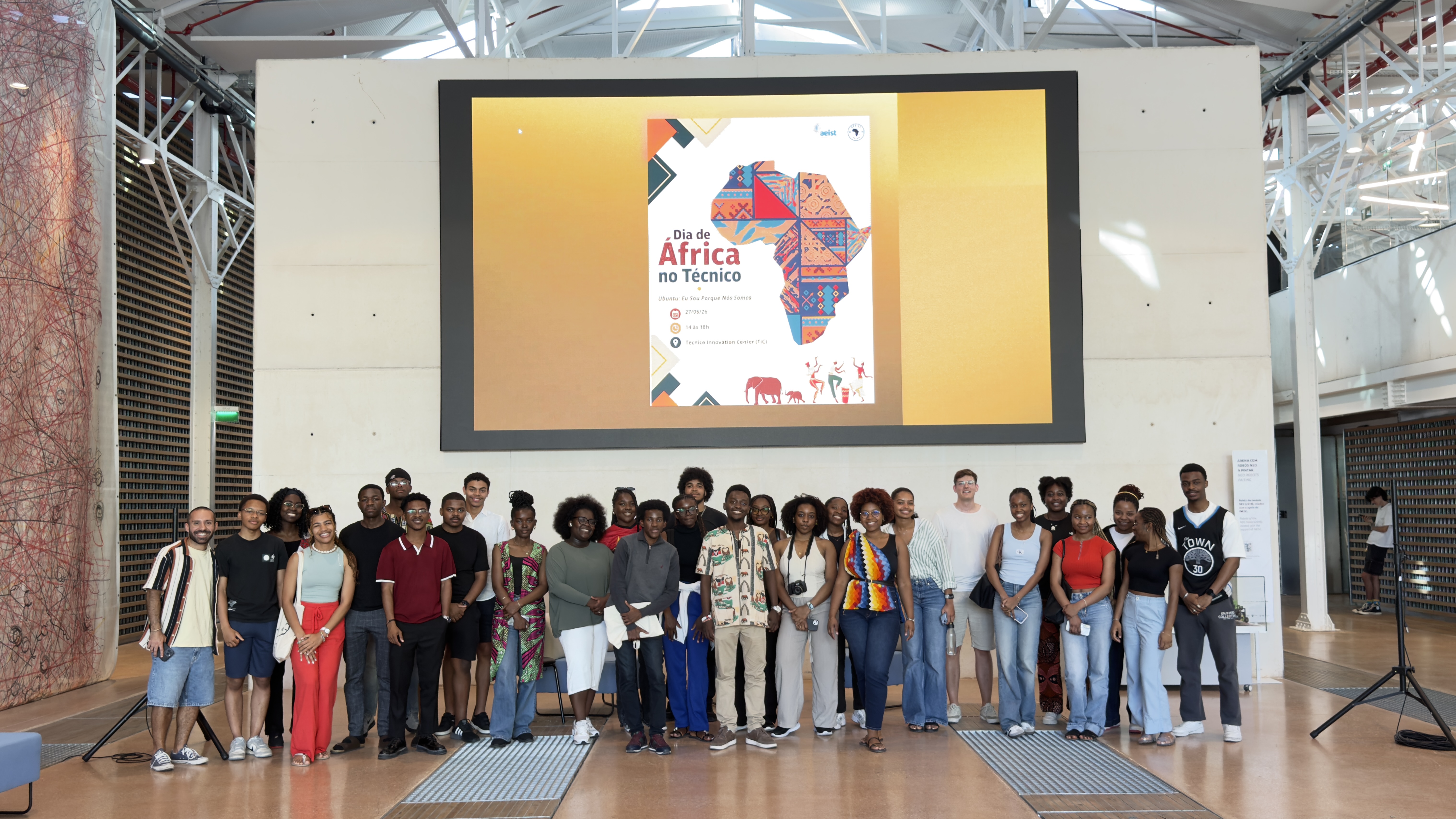 Fotografia de grupo do NEAIST no Dia de África