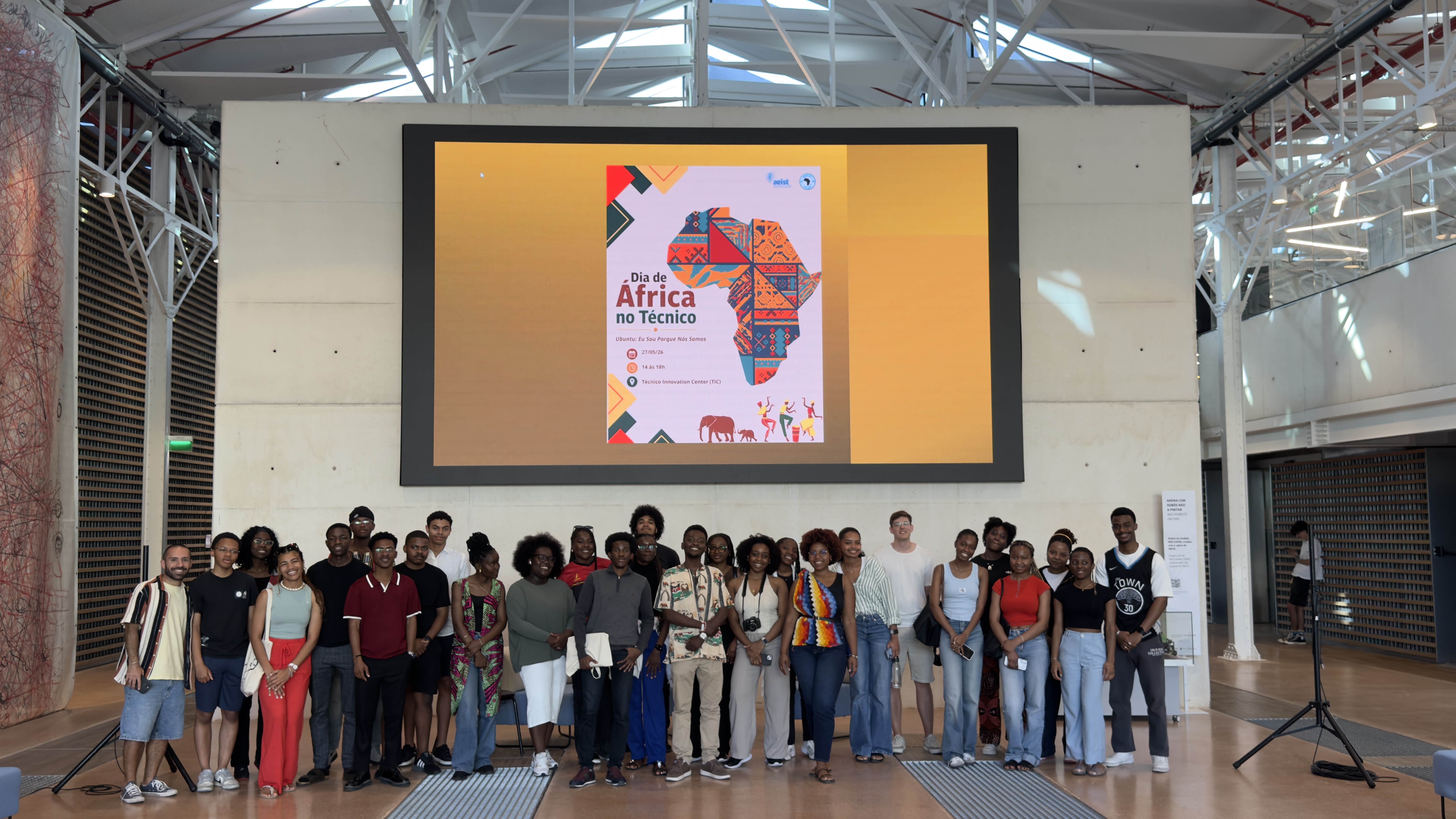 Fotografia de grupo no Dia de África do NEAIST no Técnico